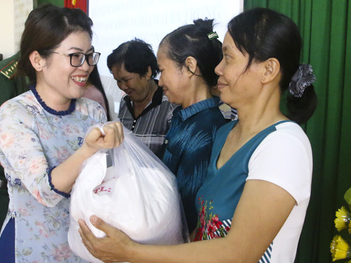 Chị Vũ Thị Minh Hạnh, Chủ tịch Hội LHPN phường 5, TP. Vũng Tàu tặng quà hội viên phụ nữ có hoàn cảnh khó khăn. 