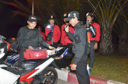 Các thành viên CLB SOS Vũng Tàu kiểm tra “đồ nghề” để sẵn sàng giúp người đi đường bị sự cố.