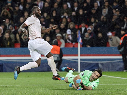 Romelu Lukaku đã tận dụng tốt sai lầm của Buffon ghi bàn thắng, giúp Manchester United vào tứ kết Champions League.