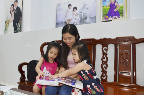 Mỗi khi nhớ chồng, chị Nguyễn Hồng Diệp và các con lại giở album, xem lại những tấm hình cả nhà bên nhau.