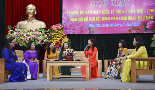 Cô Vũ Thị Việt Hoa (thứ 3 từ trái qua) giao lưu tại buổi họp mặt do LĐLĐ TP.Vũng Tàu tổ chức.