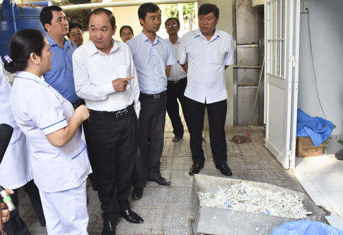 Đoàn khảo sát của HĐND tỉnh trao đổi với nhân viên y tế kiểm tra hệ thống xử lý chất thải y tế nguy hại tại BV Lê Lợi.