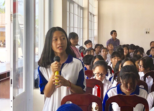 Học sinh đặt câu hỏi về chính sách ưu đãi cho sinh viên Côn Đảo khi theo học tại các trường ĐH, CĐ.