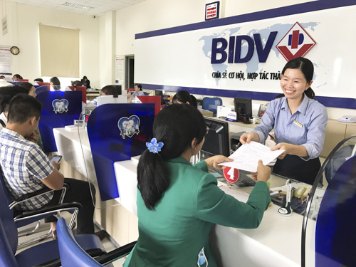 Khách hàng giao dịch tại BIDV Phú Mỹ. 