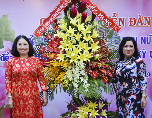 Đồng chí Nguyễn Thị Yến, Phó Bí thư Thường trực Tỉnh ủy, Trưởng Đoàn Đại biểu Quốc hội tỉnh tặng hoa chúc mừng tại buổi họp mặt.  Ảnh: TUYẾT MAI