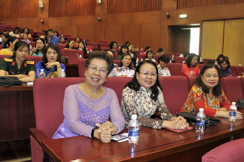 Chị em phụ nữ tham dự buổi họp mặt.