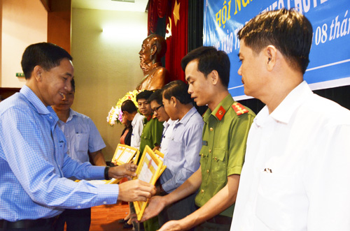 Ông Trần Quốc Khánh, Phó Giám đốc Sở LĐTBXH tỉnh trao Giấy khen cho các tập thể có thành tích xuất sắc trong công tác phòng, chống mại dâm, ma túy và mua bán người năm 2018.