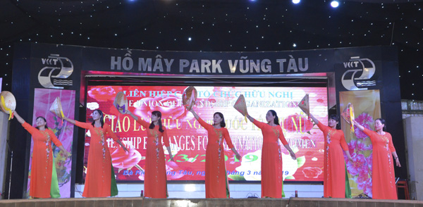 Tiết mục múa “Việt Nam quê hương tôi” do hội viên Hội LHPN tỉnh biểu diễn.