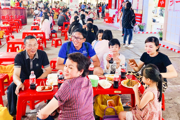 Người dân thưởng thức món ăn trong Lễ hội ẩm thực Châu Á Coca-Cola.