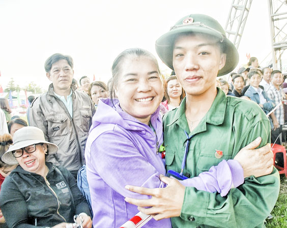 Mẹ tân binh Nguyễn Phúc Đạt (19 tuổi, ngụ xã Tân Lâm, huyện Xuyên Mộc) tiễn con trai lên đường nhập ngũ. Ảnh: PHƯƠNG NAM