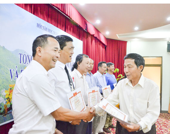 Nhiếp ảnh gia Đinh Hữu Ngợt, Phó Chủ tịch Hội VH-NT tỉnh trao giấy khen cho hội viên  có hoạt động sáng tạo xuất sắc tại hội nghị tổng kết công tác Hội năm 2018.