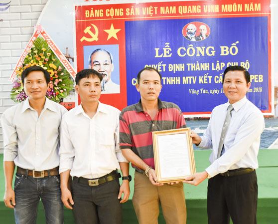 Đồng chí Mai Minh Quang, Bí thư Đảng ủy Khối Doanh nghiệp tỉnh trao quyết định thành lập Chi bộ cơ sở Công ty TNHH MTV Kết cấu thép PEB.	