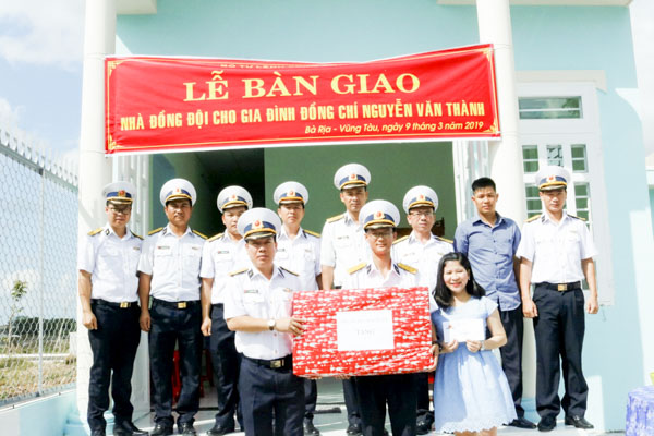 Lãnh đạo  Bộ Tư lệnh Vùng 2 Hải quân tặng quà gia đình Thượng úy Nguyễn Văn Thành tại lễ bàn giao nhà.