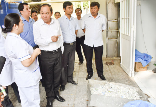 Đoàn khảo sát hệ thống xử lý rác thải y tế tại BV Lê Lợi.