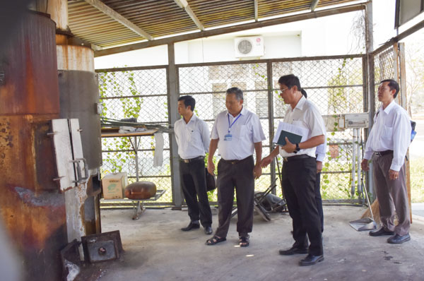 Lò đốt rác thải y tế tại Trung tâm Y tế huyện Long Điền “đắp chiếu” do hư hỏng, không sử dụng được.