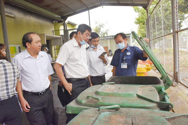 Đoàn khảo sát của HĐND tỉnh kiểm tra chất lượng xử lý rác thải y tế tại BV Bà Rịa.
