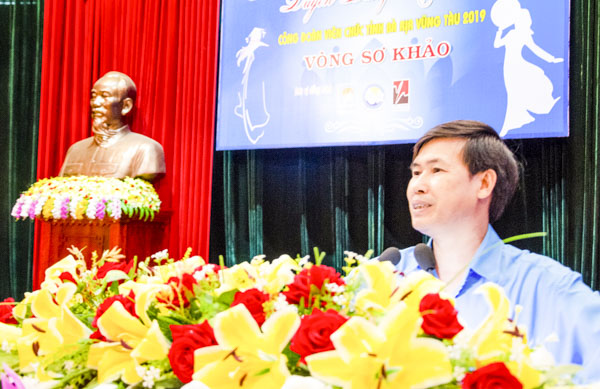 Ông Nguyễn Việt Dũng, Chủ tịch Công đoàn viên chức tỉnh phát biểu khai mạc hội thi.