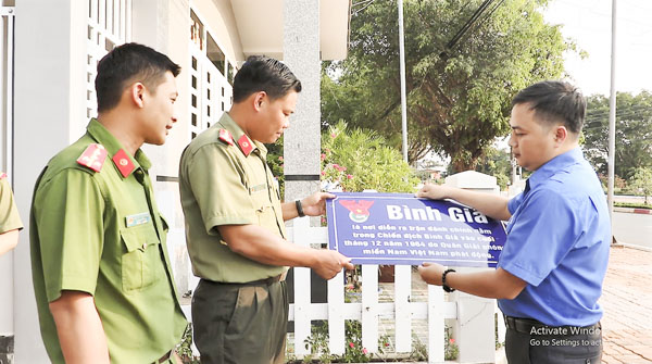 : Anh Nguyễn Trung Minh, Bí thư Huyện Đoàn Châu Đức (bìa phải) cùng các ĐVTN CA huyện kiểm tra các bảng trước khi lắp đặt.