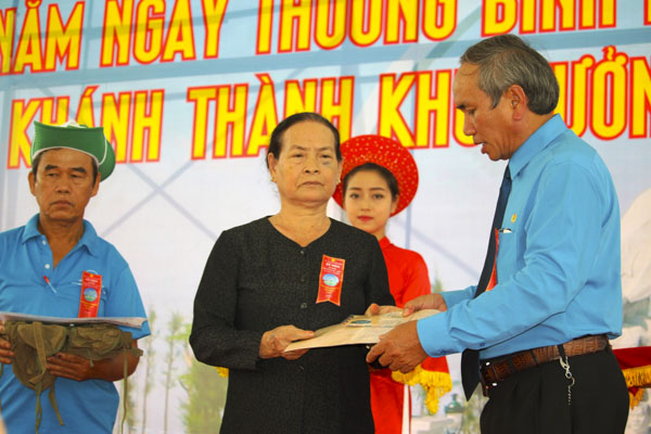 Mẹ Trần Thị Huệ trao lá thư của con trai cho Nhà lưu niệm Tượng đài liệt sĩ Gạc Ma.