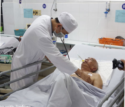Bác sĩ thăm khám cho bệnh nhân bị xuất huyết não điều trị tại  Khoa Hồi sức Tích cực chống độc,  BV Lê Lợi.