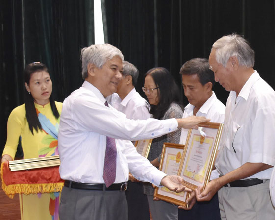 Ông Nguyễn Thanh Giang, Giám đốc Sở GD-ĐT trao Bằng khen của UBND tỉnh cho những tập thể có thành tích trong triển khai các mô hình học tập.