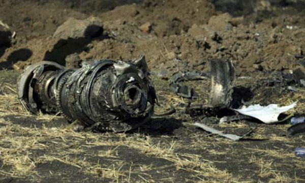 Động cơ tại hiện trường vụ rơi máy bay gần Bishoftu ngày 11-3. 