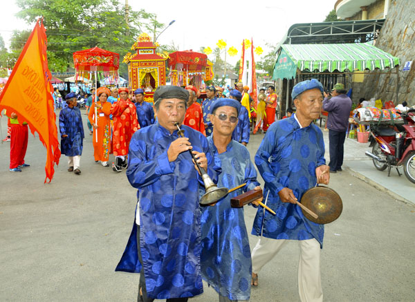 Nghi lễ Thỉnh long vị Bà Lớn, Ông Nam Hải và thần hoàng tại Lễ hội Dinh Cô. 
