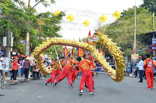 Múa rồng trước Dinh Cô trong Lễ hội.