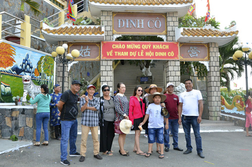 Đoàn du khách đến từ TP.Phan Thiết (Bình Thuận) về dự lễ Dinh Cô trong ngày 15-3.