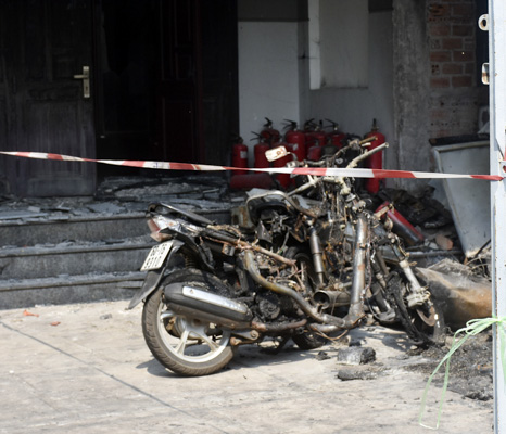 Các xe máy đậu trong sân nhà bị cháy rụi trơ khung.