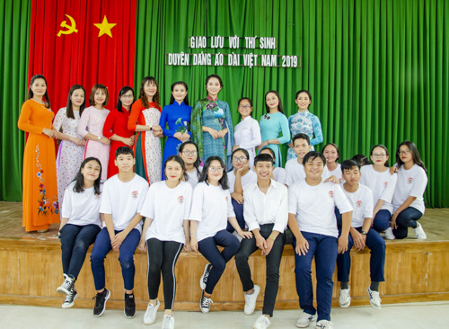 Đại diện Ban giám khảo, thí sinh của Hội thi Duyên dáng áo dài chụp hình lưu niệm cùng học sinh Trường THPT Dương Bạch Mai (huyện Đất Đỏ).