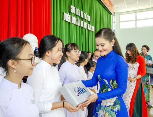 Các thí sinh tặng vải trắng may áo dài cho học sinh Trường THPT Dương Bạch Mai (huyện Đất Đỏ).