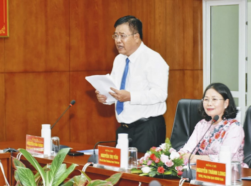 Đồng chí Nguyễn Văn Trình, Phó Bí thư Tỉnh ủy, Chủ tịch UBND tỉnh báo cáo tóm tắt về tình hình kinh tế-xã hội của tỉnh.
