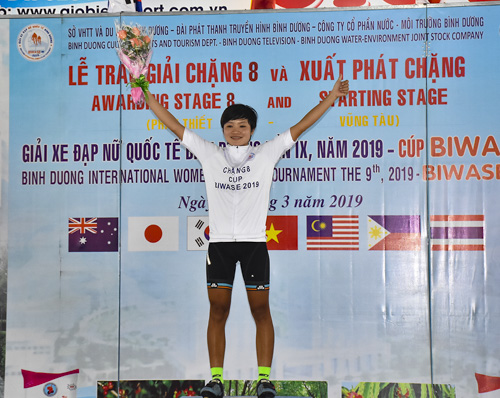 Tay đua Nguyễn Thị Kim Cương (TP. Cần Thơ) mặc áo trắng dành cho vận động viên trẻ triển vọng, có thành tích tốt nhất.