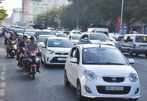 Mật độ ôtô dày đặc trên đường Thùy Vân trong ngày cuối tuần.