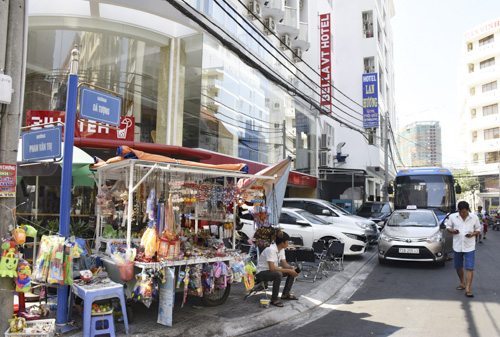 Xe ôtô đỗ sai quy định trên vỉa hè ở đường Dã Tượng, phường Thắng Tam, TP. Vũng Tàu.