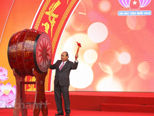 Thủ tướng Nguyễn Xuân Phúc đánh trống chào mừng Hội Báo toàn quốc 2019.