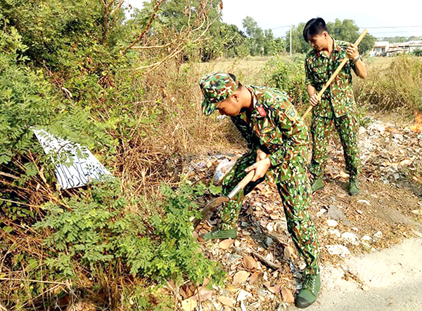 ĐVTN thu gom rác trên tuyến đường Nguyễn Phúc Chu (phường Long Tâm, TP.Bà Rịa).