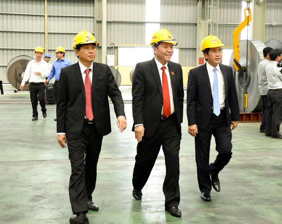 Đồng chí Trần Văn Tuấn, Phó Chủ tịch UBND tỉnh tham quan Nhà máy ống kẽm nhúng nóng Hoa Sen.