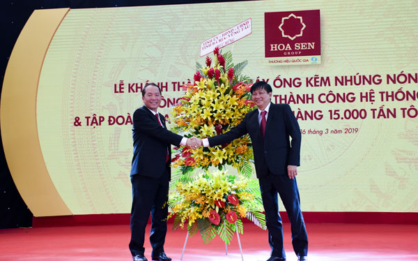 Đồng chí Trần Văn Tuấn, Phó Chủ tịch UBND tỉnh tặng hoa chúc mừng.
