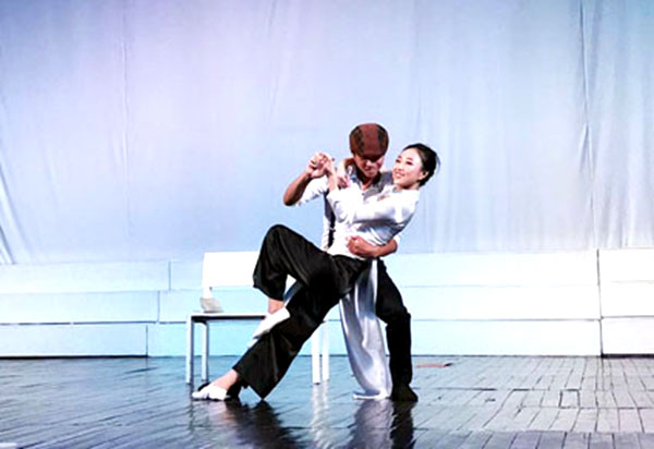 Một thí sinh biểu diễn phần thi năng khiếu là múa hiện đại.