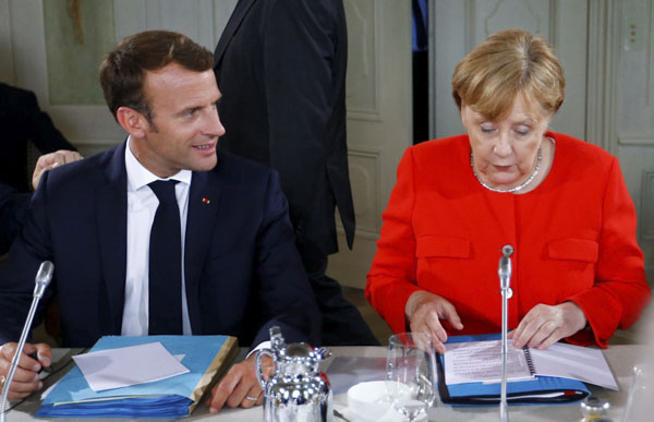 Thủ tướng Đức Angela Merkel (phải) và Tổng thống Pháp Emmanuel Macron.