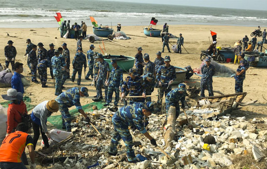 ĐVTN Bộ Tư lệnh Vùng Cảnh sát biển 3 phối hợp với Đoàn phường (TP. Vũng Tàu) thu gom rác thải  tại bãi biển đường D10 (phường 11, TP.Vũng Tàu). Ảnh: TRẦN TRÀ
