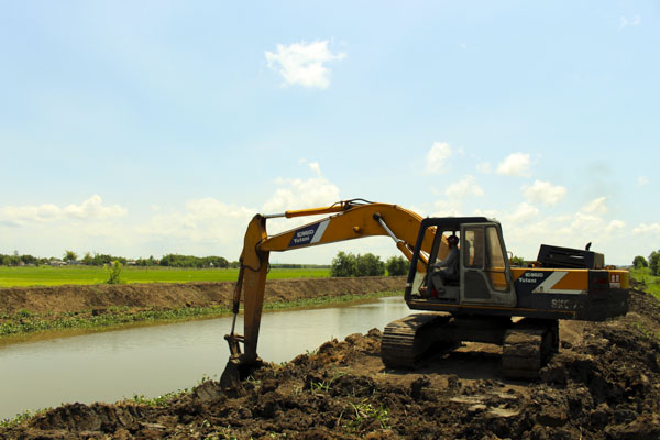 Nạo vét tuyến kênh nội đồng tại xã Phước Hội (huyện Đất Đỏ) để bảo đảm nguồn cấp nước sản xuất ổn định.