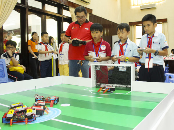 HS Trường TH Quang Trung, TP.Vũng Tàu tham gia bảng Robot đá bóng dành cho cấp TH.