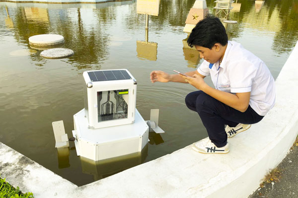 Em Đỗ Thành Đạt, HS Trường THPT Trần Văn Quan bên dự án “Thiết bị đo độ ô nhiễm nước qua internet”.