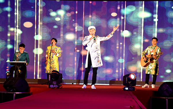 Tiết mục hát “Yêu dại khờ” do nhóm Minaco biểu diễn tại đêm chung kết.