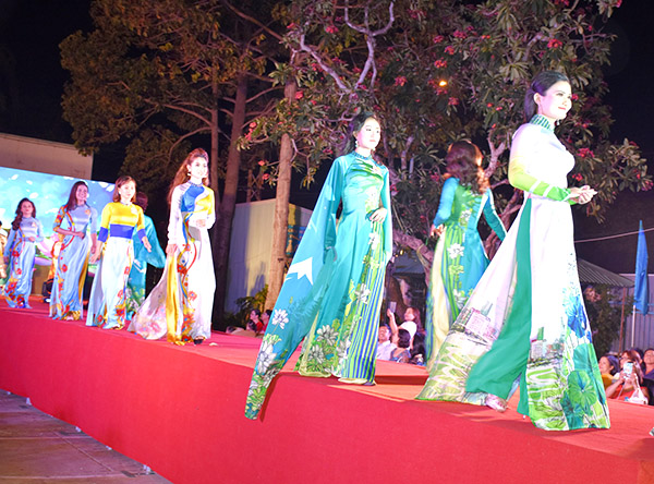 Các thí sinh trình diễn trang phục áo dài truyền thống.
