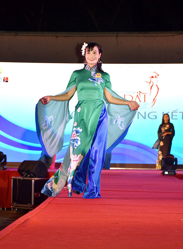 Phần thi trình diễn áo dài truyền thống của thí sinh Nguyễn Thị Minh Thanh, Công đoàn cơ sở Báo BR-VT.