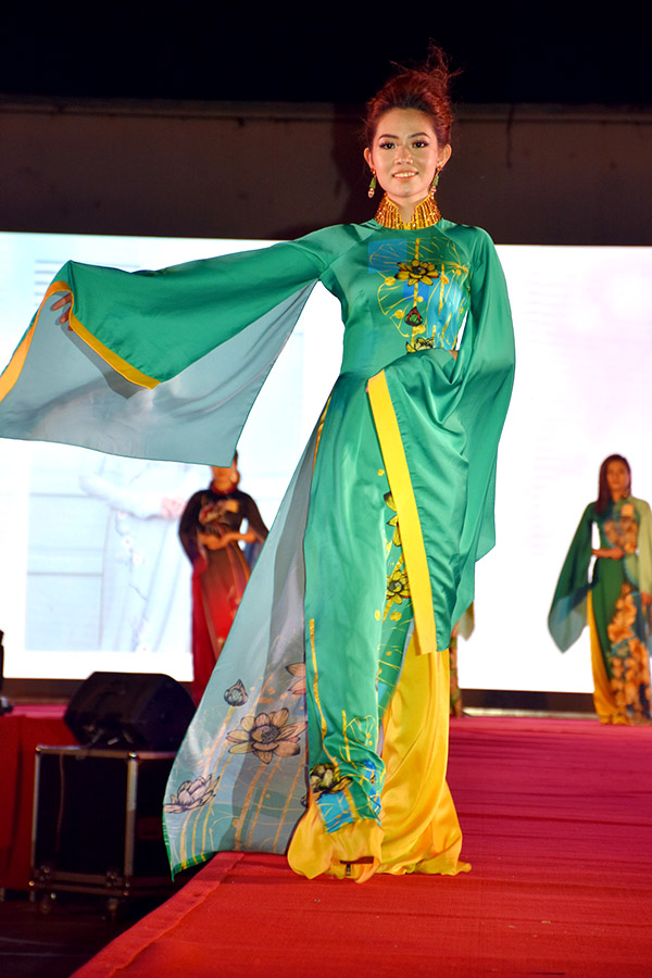 Phần thi trình diễn áo dài truyền thống của thí sinh Lê Thị Như Quỳnh, Công đoàn cơ sở Kho bạc Nhà nước tỉnh.